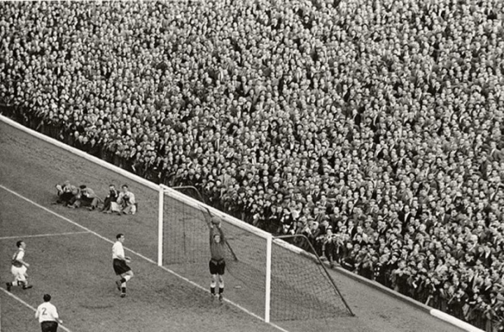 Marc Riboud (1923-2016), Match de football à Wembley, à Londres, en 1954.