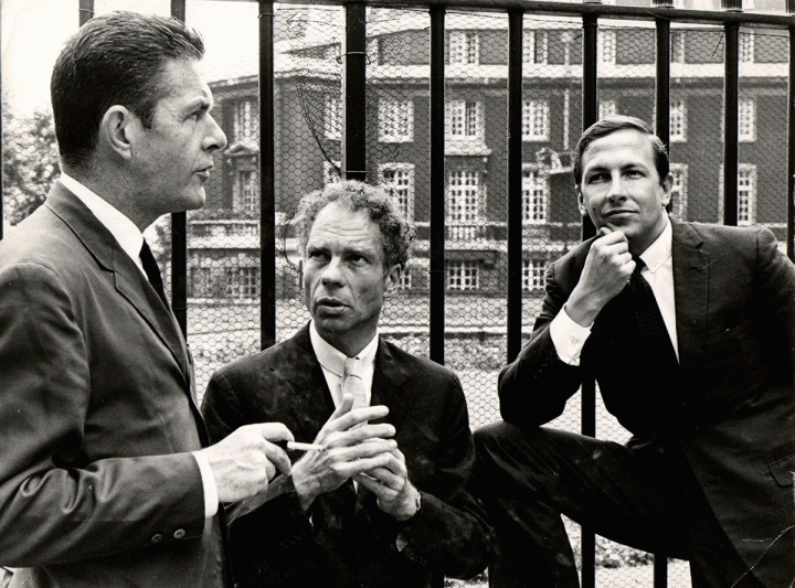 John Cage, Merce Cunningham et Robert Rauschenberg, en 1964, devant le Sadler’s Wells Theatre à Londres. Photo Douglas Jeffrey, Merce Cunningham Trust. © Victoria and Albert Museum, London