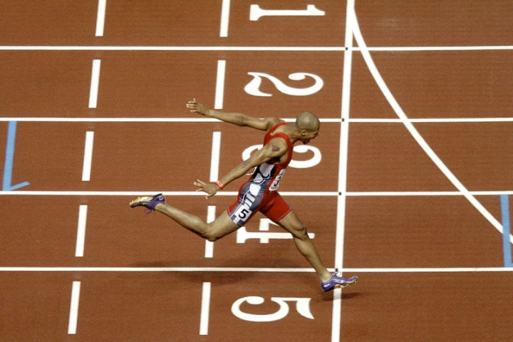Le dominicain Félix Sanchez remporte la médaille d'Or du 400 m haies des championnats du monde d'Athlétisme, en 2003, au Stade de France. Courtesy © Gérard Vandystadt.