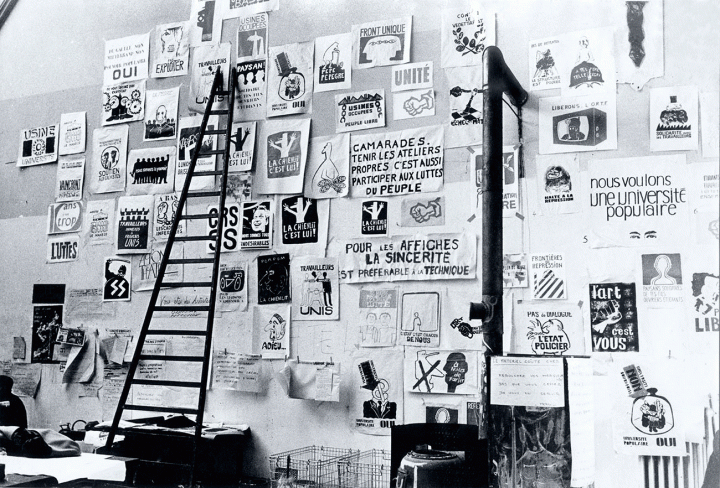 Mur d’affiches à l’École des beaux-arts de Paris (1968). © Atelier Populaire, Photo DR