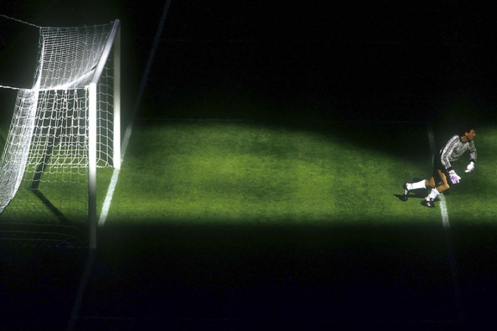 Le gardien de but argentin Nery Pumpido lors de la Coupe du monde de Football 1990, à Milan. Courtesy © Gérard Vandystadt.