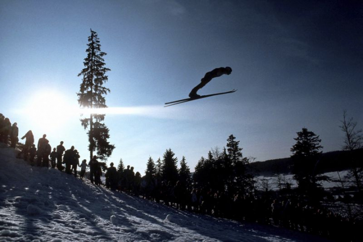 Skieur en action, 1981. Courtesy © Gérard Vandystadt.