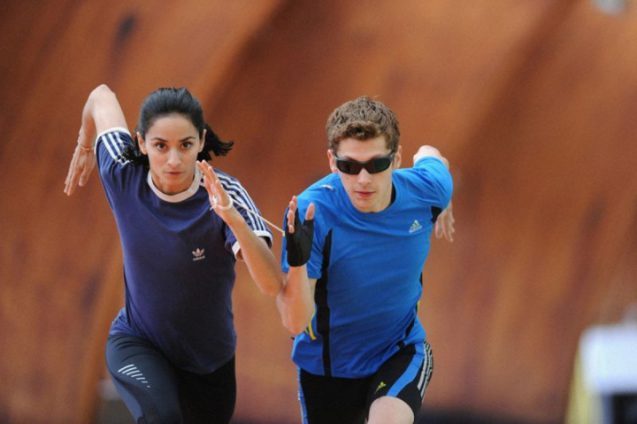 Rachida Brakni (Leïla) et Cyril Descours (Yannick) dans « La Ligne droite », film français réalisé par Régis Wargnier, sorti en 2011, qui traite de l'athlétisme handisport. Photo Stéphane Kempinaire.