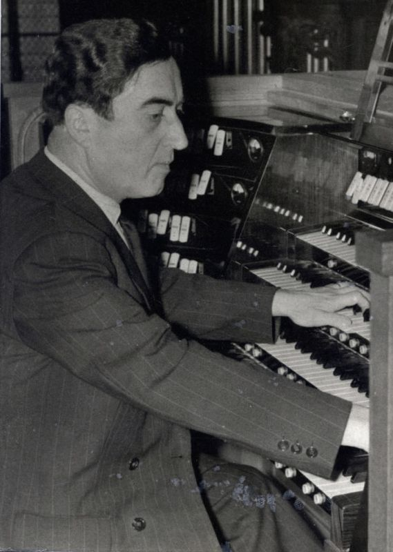 Maurice Duruflé, alors organiste de l'église Saint-Étienne-du-Mont, à Paris. Photo DR