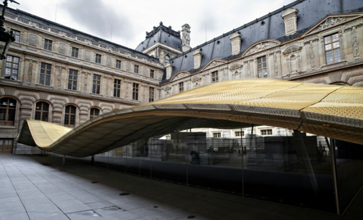 Ondulation de la couverture dorée du Département des Arts de l’Islam, dans la Cour Visconti du Musée du Louvre. Rudy Ricciotti, architecte. Photo Lisa Ricciotti