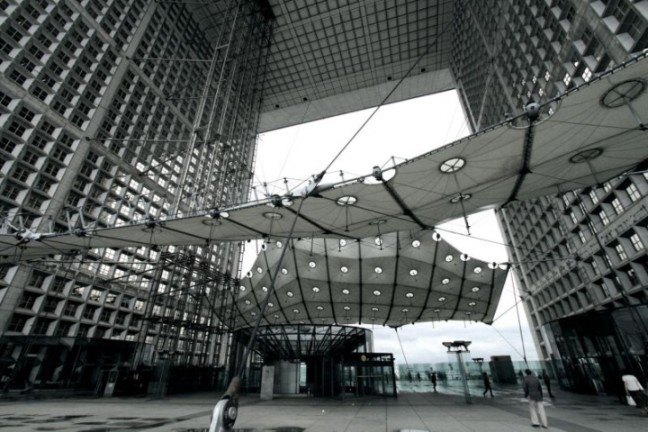 La structure « le Nuage » créée par Peter Rice sous la Grande Arche de la Défense, Île-de-France (1984-1989). Architectes : Johann Otto von Spreckelsen (architecte du projet du concours), Paul Andreu. Photo Laurent Thillaye du Boullay