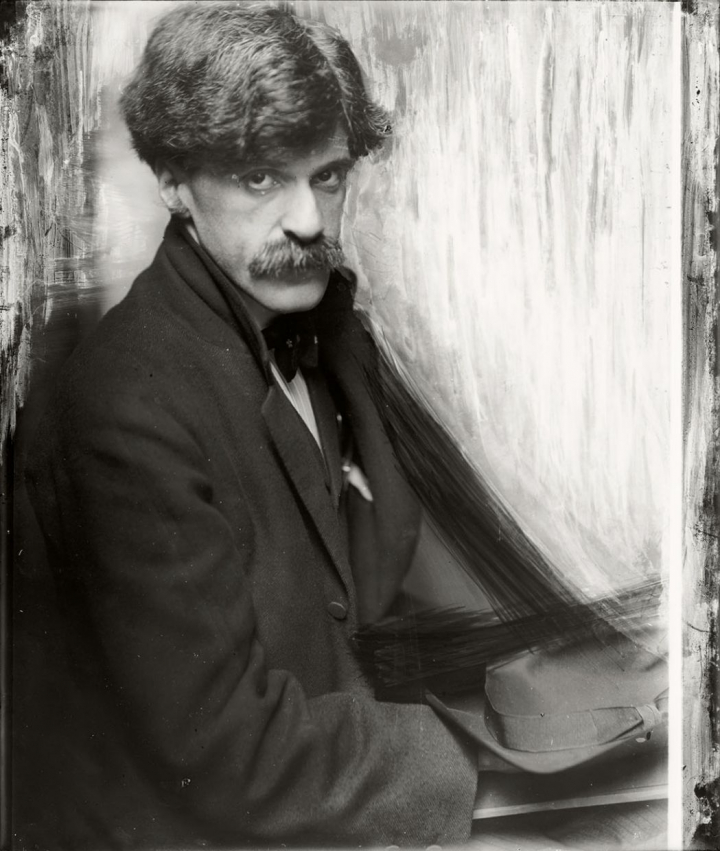 Portrait (détail), en 1902, du photographe, galeriste et éditeur Alfred Stieglitz (1864-1946), par la photographe et peintre Gertrude Käsebier (1852-1934).