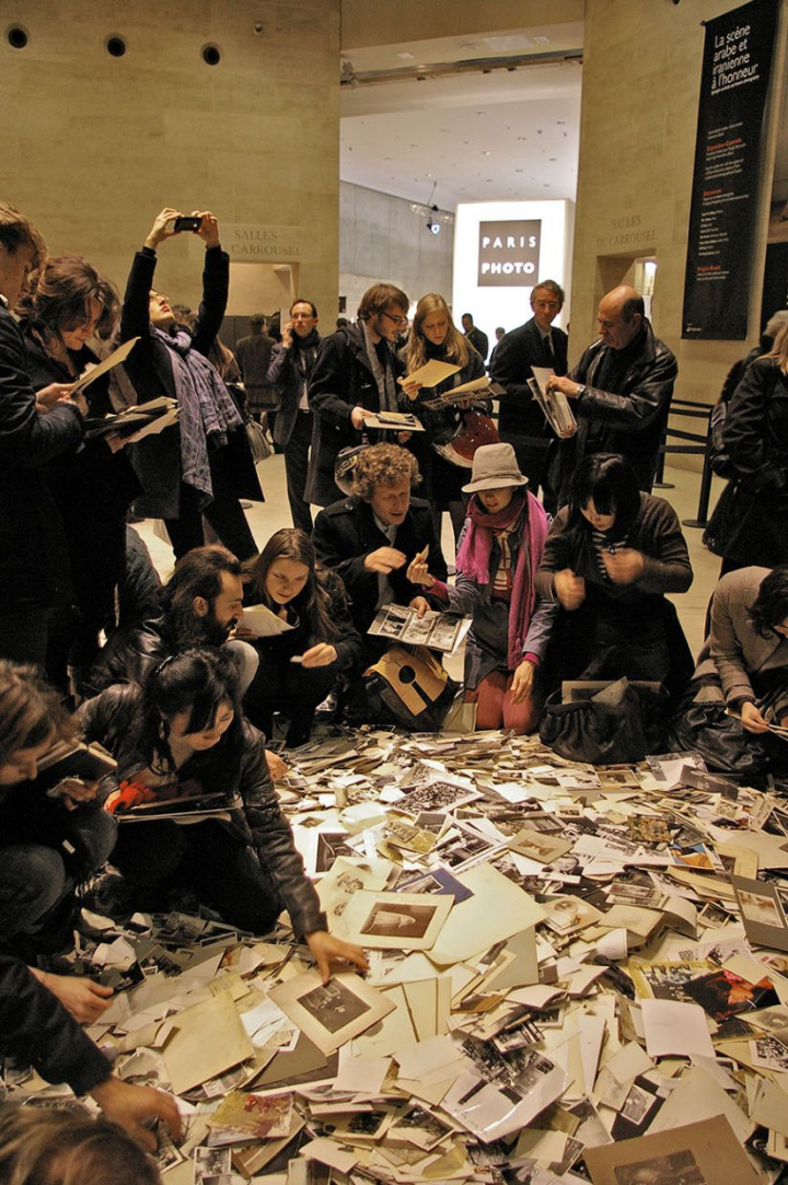 La photo vernaculaire attire les collectionneurs. Carrousel du Louvre, Salon Paris Photo 2009, un marchand vient de vider un carton contenant un lot de tirages. Photo Bernard Perrine