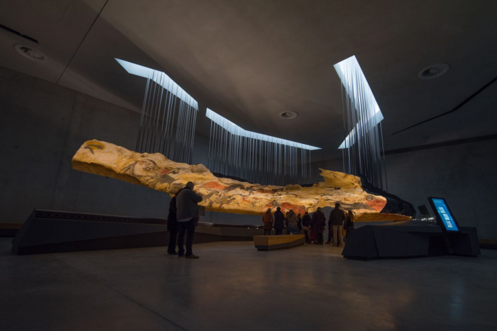“L'atelier de Lascaux” : huit grandes parois de grotte se trouvent dans cet espace où les visiteurs peuvent librement se déplacer, chacune d’entre elles représentant les principales œuvres de la grotte. Photo Centre International de l’Art Pariétal