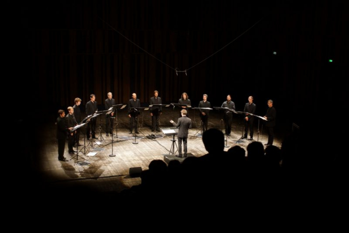 L'ensemble Les Cris de Paris au CENTQUATRE dans le cadre du ManiFeste-2012, festival initié par l'Ircam en 2012. © Photo Olivier Michel