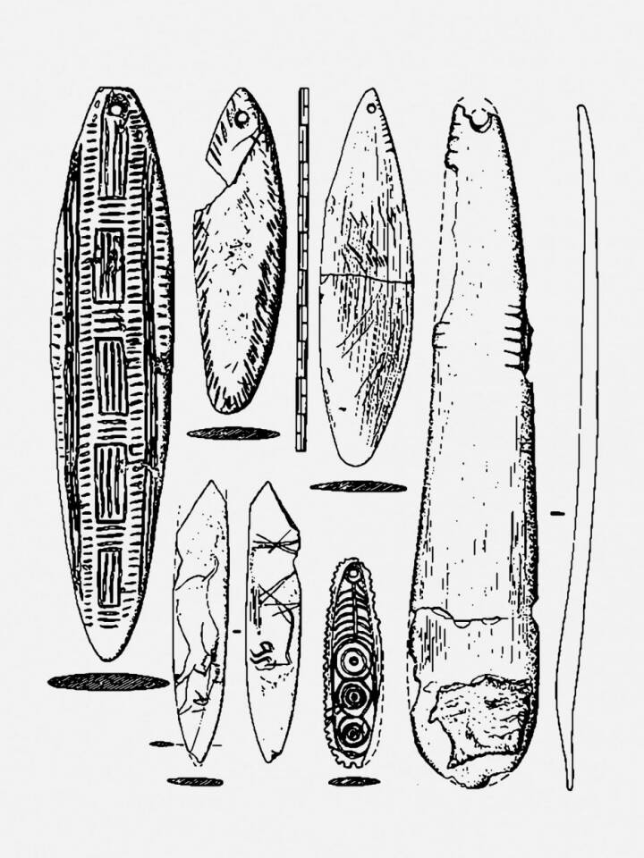 Rhombes magdaléniens, ou solutréens, d'il y a 15 000 à 20 000 ans. Extrait de l'article de Michel Dauvois intitulé “Les témoins sonores paléolithiques”, publié dans les annales du colloque “La Pluridisciplinarité en archéologie musicale, 4e Rencontres internationales du Groupe d'études sur l'archéologie musicale de l'ICTM”, Éditions de la MSH, 1990.