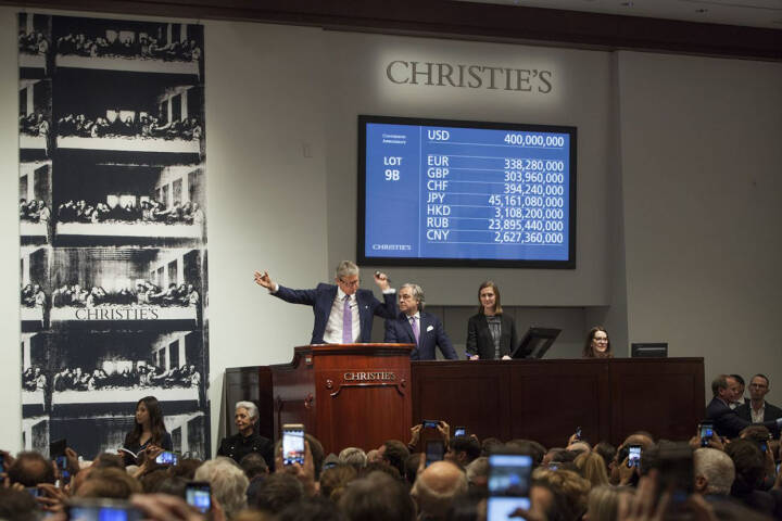 Le final des enchères lors de la spectaculaire vente du « Salvator Mundi » (1506-1513, peinture à l’huile sur panneau de noyer, 46 x 66 cm) de Léonard de Vinci (1452-1519), chez Christie’s, à New York, en novembre 2017. Estimé autour de 100 millions de dollars et finalement vendu plus de 450, le tableau serait maintenant la propriété du ministère de la Culture et du Tourisme d’Abou Dhabi. Photo Christie’s