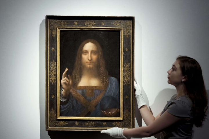 « Salvator Mundi » (1506-1513, peinture à l’huile sur panneau de noyer, 46 x 66 cm) de Léonard de Vinci (1452-1519). Estimé autour de 100 millions de dollars et finalement vendu plus de 450, le tableau serait maintenant la propriété du ministère de la Culture et du Tourisme d’Abou Dhabi. Photo DR