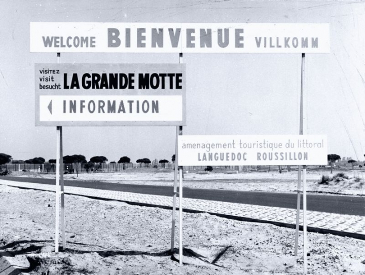 Panneau d'entrée de La Grande Motte (Jean Balladur, architecte), ensemble intégré dans la mission Racine ou « Mission Interministérielle d’Aménagement Touristique du Littoral du Languedoc-Roussillon » créée en 1963 par le Général de Gaulle pour donner à la côte méditerranéenne française un pôle touristique de grande envergure. Photo Bob ter Schiphorst