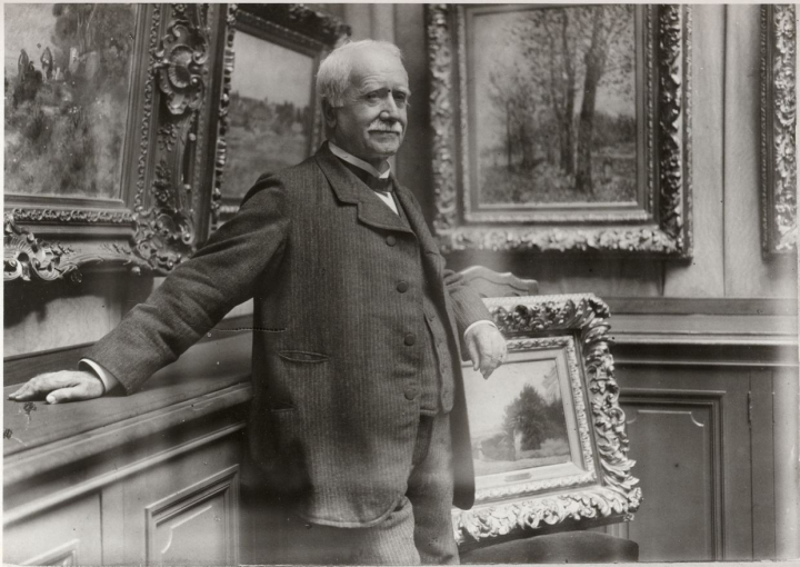 Le marchand d’art Paul Durand-Ruel (1831-1922) dans sa galerie de la rue Le Peletier, à Paris, vers 1910. Photo Dornac / archives Durand-Ruel