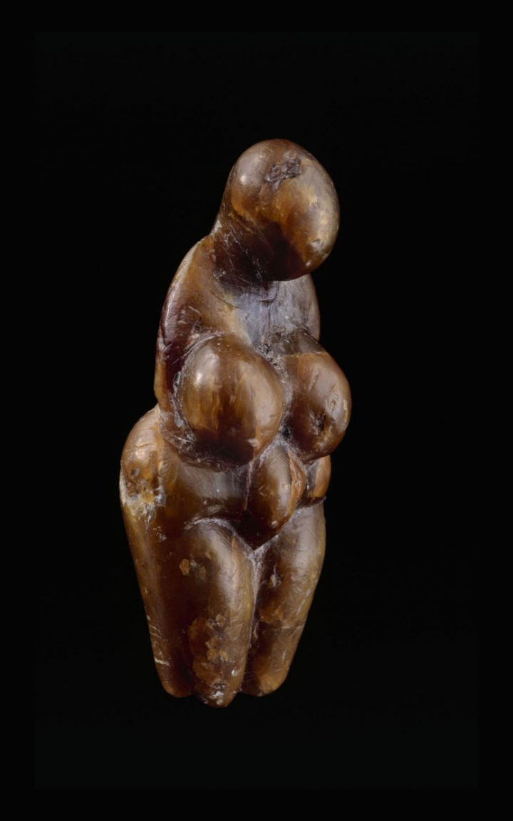 Statuette dite “Vénus”, stéatite (4,7 x 2 cm), vers 25 000 avant notre ère. © RMN-Grand Palais (musée d’Archéologie nationale) / Jean-Gilles Berizzi