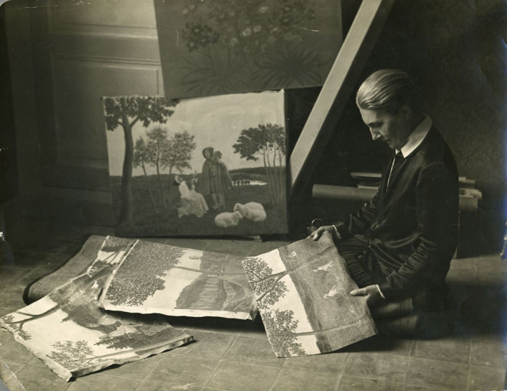 Jeanne Bucher avec les toiles d’André Bauchant (1873-1958), 1929. Photo DR, courtesy Galerie Jeanne Bucher Jaeger
