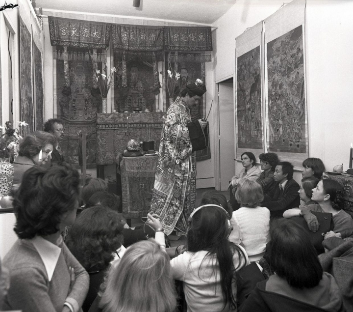 La cérémonie du thé pendant l’exposition « Les fu » du Grand Maître Taoïste Chen Yung-Sheng en avril 1977, galerie, rue de Seine. Photo DR, courtesy Galerie Jeanne Bucher Jaeger