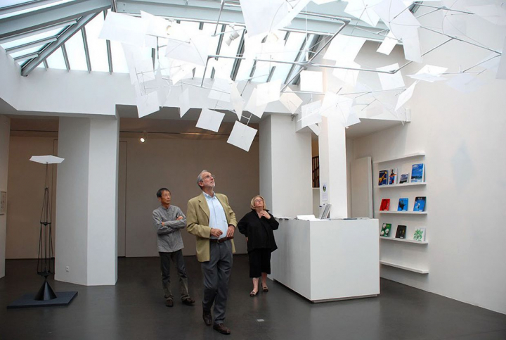 Susumu Shingu, Renzo Piano et Véronique Jaeger sous la sculpture « Sea of clouds », 2008, exposition « Planet of wind and water », Susumu Shingu, 2009, galerie Jeanne Bucher Jaeger - Espace Marais. Photo Shunji Ishida, courtesy Galerie Jeanne Bucher Jaeger, Paris