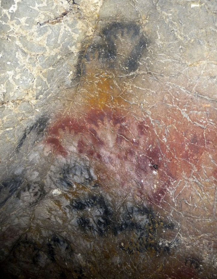 Photo 3 : mains négatives rouges et noires dans la grotte de Gargas (Aventignan, Hautes-Pyrénées).