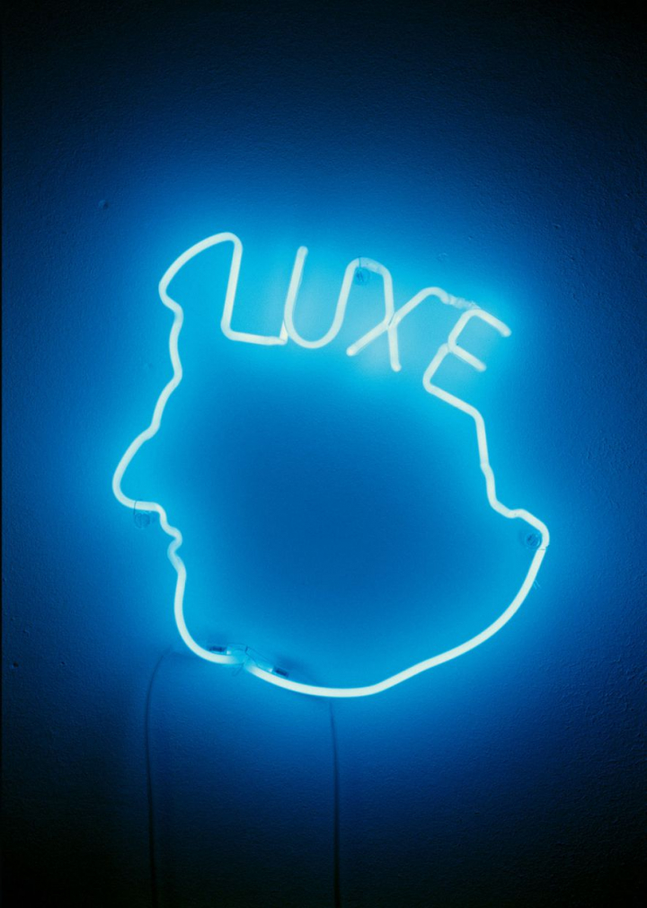 Jean-Michel Alberola : « Luxe », 1996-2007, néon en cristal bleu, édition de 7, 44 x 45 cm. Photo B. Huet-Tutti, courtesy Galerie Daniel Templon