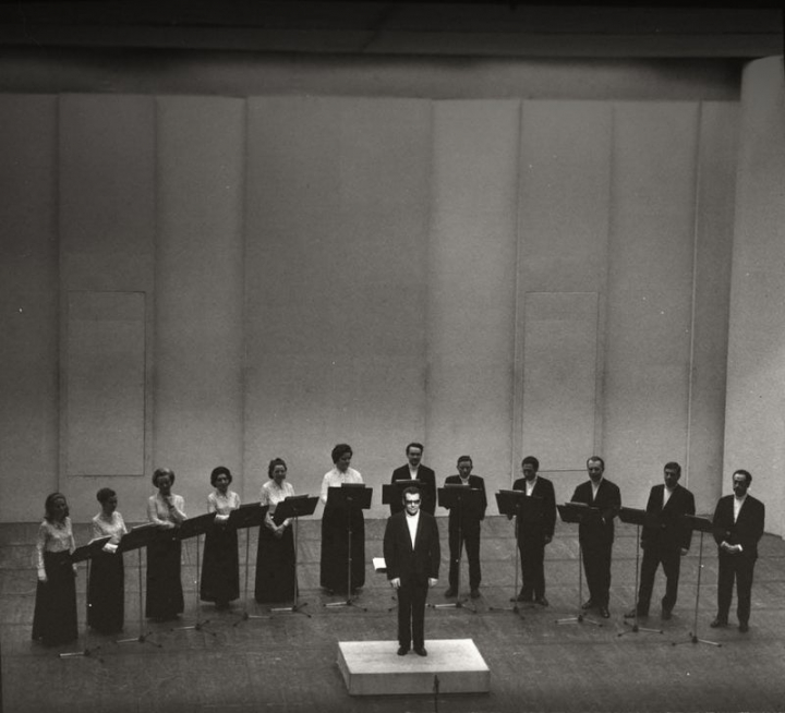 Les Solistes des Chœurs de l'ORTF, en 1974, en représentation dans la Grande salle de la Maison de la Culture de Grenoble. Photo DR