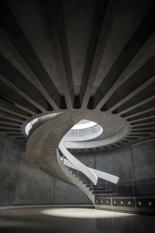 L'escalier principal du Musée de la civilisation gallo-romaine de Lyon (1969-1975), Bernard Zehrfuss, architecte. Photo Christian Thioc