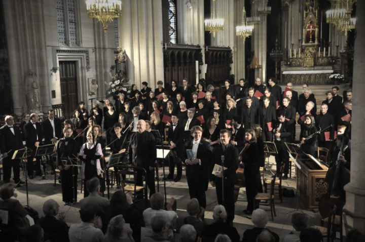 Le Chœur d’Oratorio de Paris, sous la direction de Jean Sourisse, au centre, dans la "Messe en si mineur" de Jean-Sébastien Bach, à la Basilique Sainte-Clotilde, à Paris, en 2012. Photo François Devienne