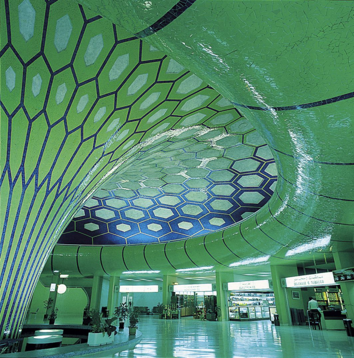 Paul Andreu, architecte : intérieur d’un des deux « satellites » de l’aéroport d’Abu Dhabi, Émirats Arabes Unis, mis en service en 1982. Photo DR