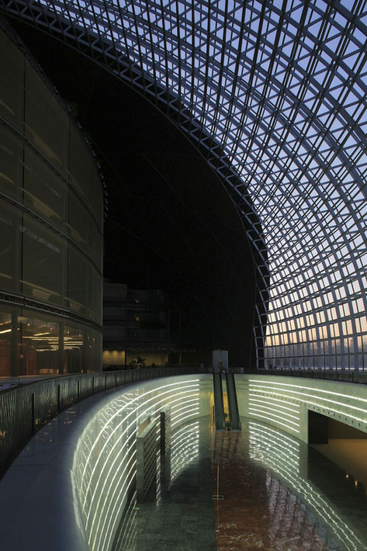 Paul Andreu, architecte : à l’intérieur de la grande verrière courbe du Grand Théâtre national de Chine, à Pékin, mis en service en 2008. Photo Paul Maurer