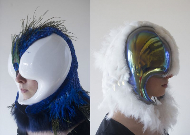 Anaïs Maurette de Castro, « Chaperons », coques polystyrène choc thermoformées dont une avec un laminage de pvc iridescent (Wig Korea) crochet de coton teint et plumassé de barbules d’autruches, plumes de paon et fourrure bleue pour le Chaperon bleu ; fourrure d’orylag blanche plumassée de plastique irisé et de plumes blanches pour le Chaperon blanc. Casques audio intégrés. Prise son et mixage en binaural par Louis Deurre sur un texte de l'auteur. Création pour l'évènement « Versant animal - Versions de l’homme », Musée de la Chasse et de la Nature, 2015. Photo DR