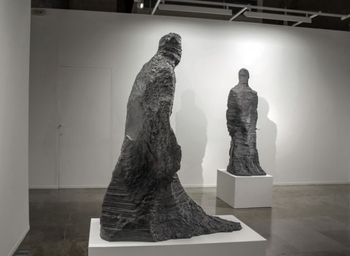 Jean Anguera, "Un marcheur", 2012, résine polyester, 102 x 38 x 75 cm, et "Un homme approché", 2014, résine polyester, 179 x 56 x 77 cm. Photo Emilio Casanova