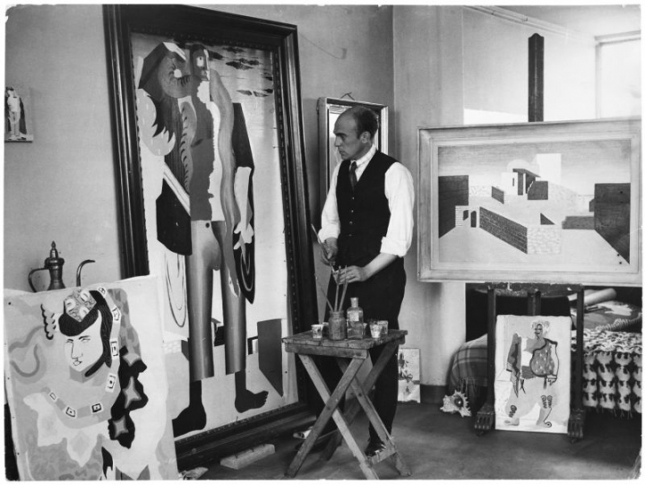 Jean Lurçat dans son atelier, Villa Seurat, en 1928, devant « Le Charmeur de serpents », et, derrière lui, « Smyrne ». Photo DR