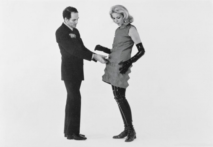 Pierre Cardin et Lauren Bacall, essayage de la « Cardine », robe moulée en tissu synthétique, 1968. © Archives Pierre Cardin