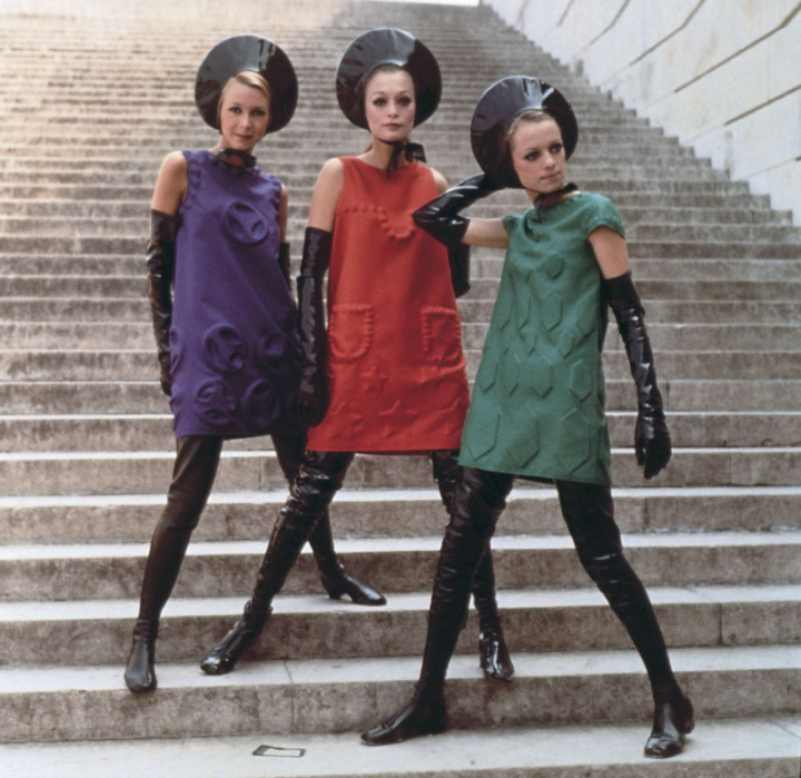 Les « Cardine », robes en tissu synthétique moulé, créées par Pierre Cardin, 1968. © Archives Pierre Cardin