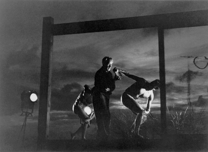 En haut : l'athlète Erwin Huber en plein tournage de la scène du discobole, sur les plages de la Baltique, été 1936.