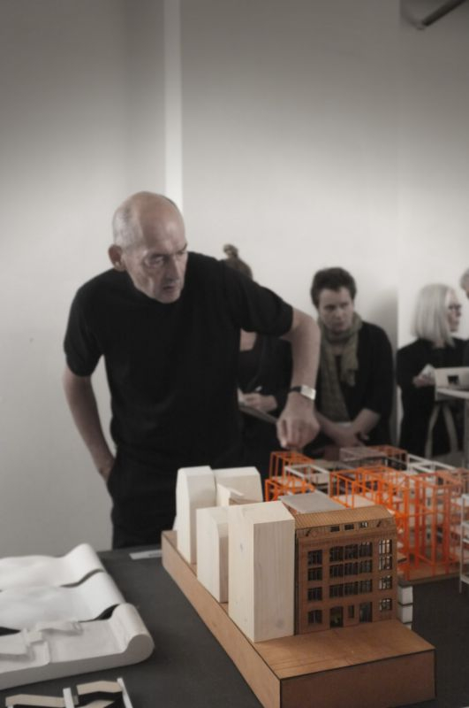 Rem Koolhaas devant la maquette du projet de la Fondation d'entreprise Galeries Lafayette. Agence OMA, Rem Koolhaas, architecte. Photos Bernard Perrine