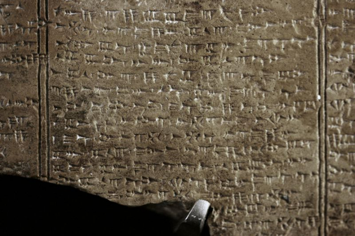 Détail d’une tablette d’argile recouverte d’inscriptions cunéiformes en langue de la ville d’Ougarit (Syrie), xive siècle avant J-C.