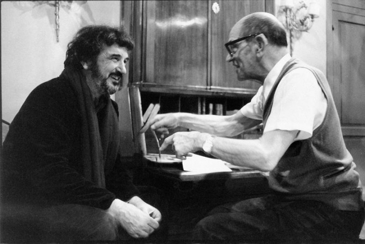 Jean-Claude Carrière et Luis Buñuel, en 1972, pendant la préparation du film Le Fantôme de la liberté.   Scénariste du cinéaste mexicain pendant dix-neuf ans, leur collaboration débute en 1964 avec Le Journal d’une femme de chambre.   Photo DR