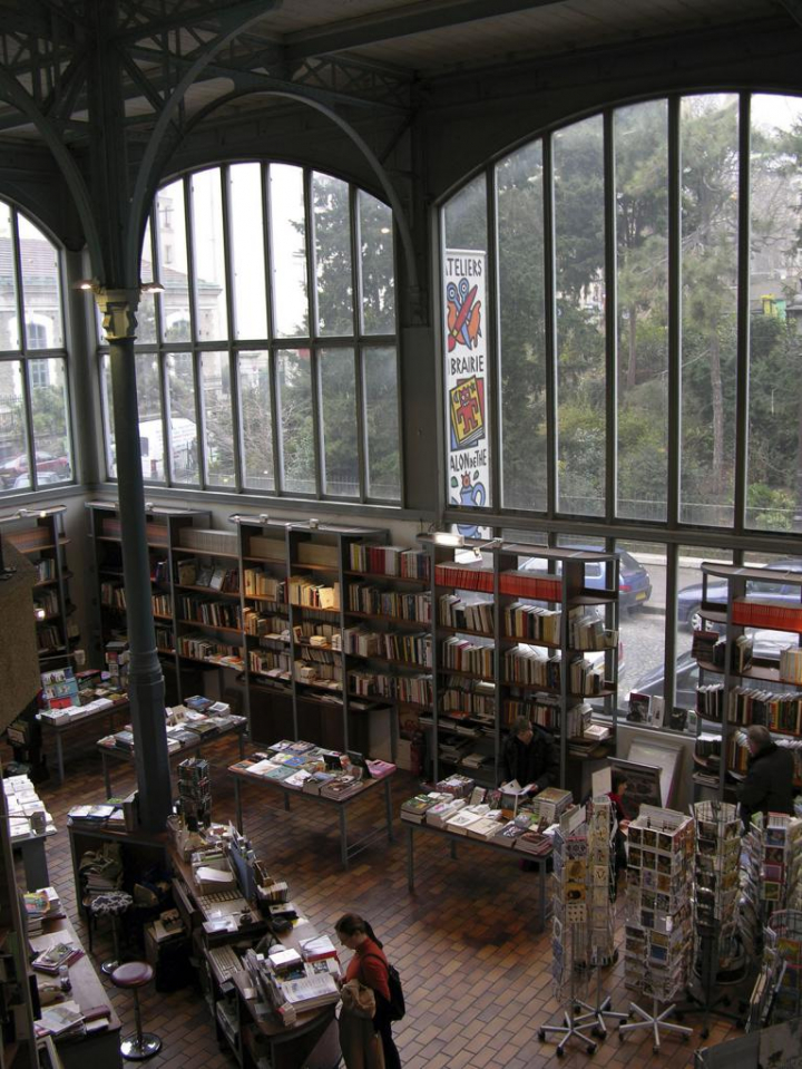 Vues de la librairie du musée de la Halle Saint-Pierre, et de sa façade, au pied de la basilique du Sacré-Cœur, à Montmartre.   Photos DR