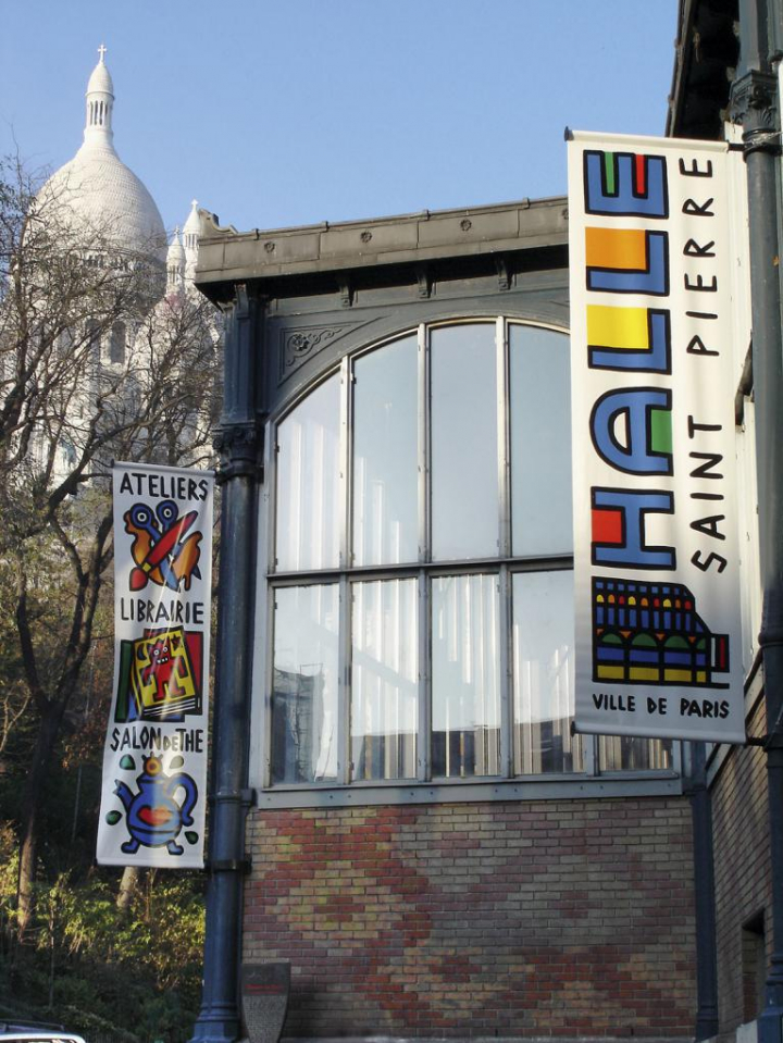 Vues de la librairie du musée de la Halle Saint-Pierre, et de sa façade, au pied de la basilique du Sacré-Cœur, à Montmartre.   Photos DR