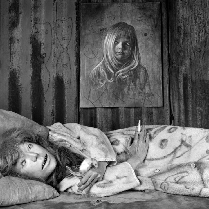 Roger Ballen, Addict, 2014, œuvre présentée lors de l’exposition « Le monde selon Roger Ballen », musée de la Halle Saint-Pierre, du 7 septembre 2019 au 31 juillet 2020.