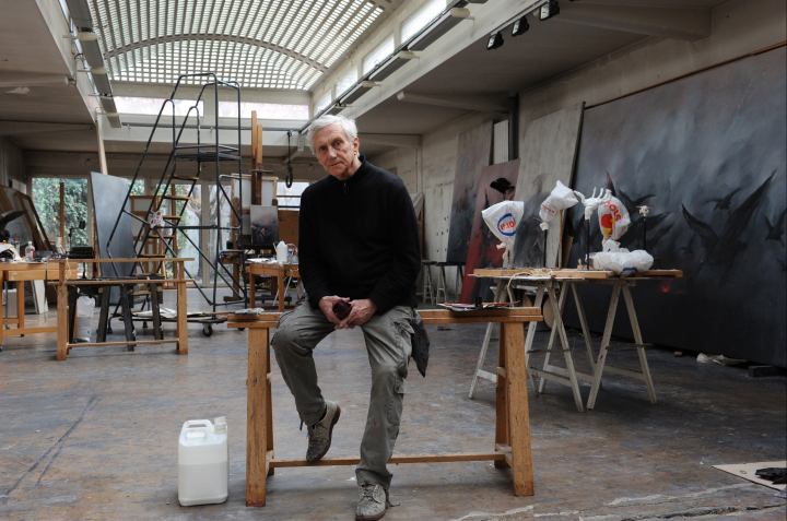 ​  Vladimir Veličković dans son atelier. Arcueil, 2017 © Gérard Schachmes ​