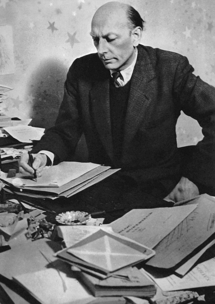 Henri Michaux dans son atelier par Brassaï en 1946.   © Archives Michaux