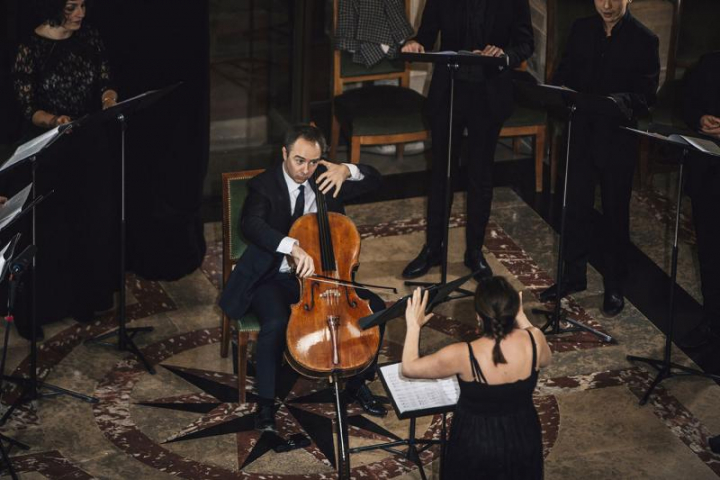 Catherine Simonpietri à la direction de l’ensemble Sequenza 9.3 et le violoncelliste Henri Demarquette.   Photo Ben Dauchez