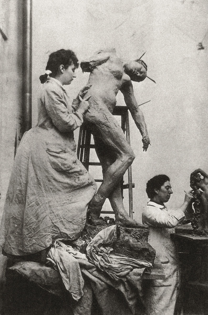 Camille Claudel et Jessie Lipscomb dans leur atelier du N° 117 de la rue Notre-Dame-des-Champs, 1887. Photo William Elborne