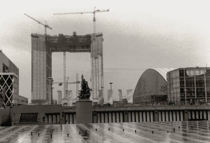 La Grande Arche de la Défense en construction, en 1988, Johan Otto von Spreckelsen puis Paul Andreu, architectes. David Wintzer, licence Creative Commons 4.0.