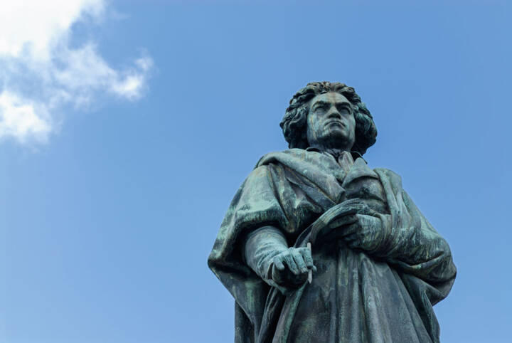 Détail de la statue du compositeur, œuvre du sculpteur Ernst Julius Hähnel (1811-1891), érigée sur la Münsterplatz de Bonn, Allemagne, sa ville natale.  Photo no_limit_pictures / iStock