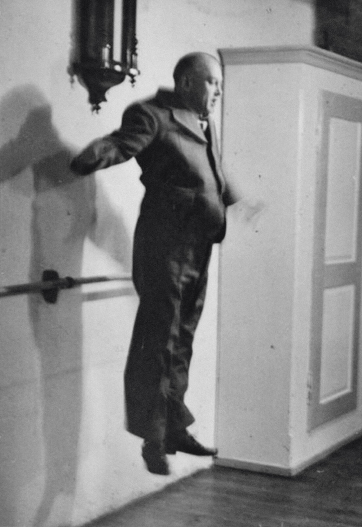 La célèbre photo de Nijinsky dans son « dernier saut », prise, en 1939, par le photographe Jean Monzon pour Paris-Match.