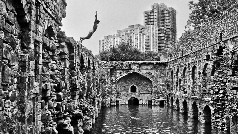 Raghu Rai,  Diving into Ugrasen Baoli, Delhi, 1971